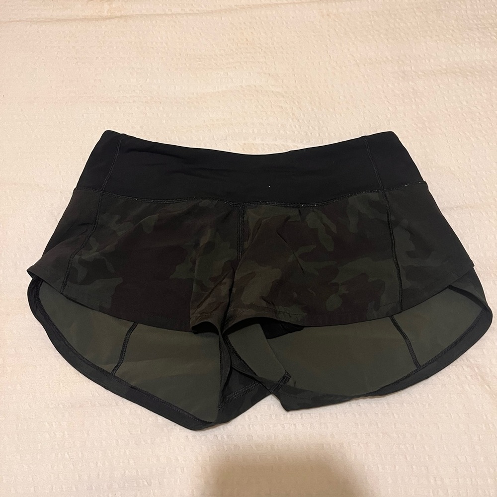 Camo Lululemon Speed up 2.5 in size 2 READ DESC.